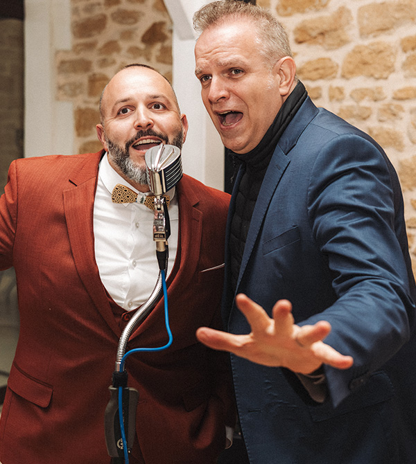 José chante avec la marié